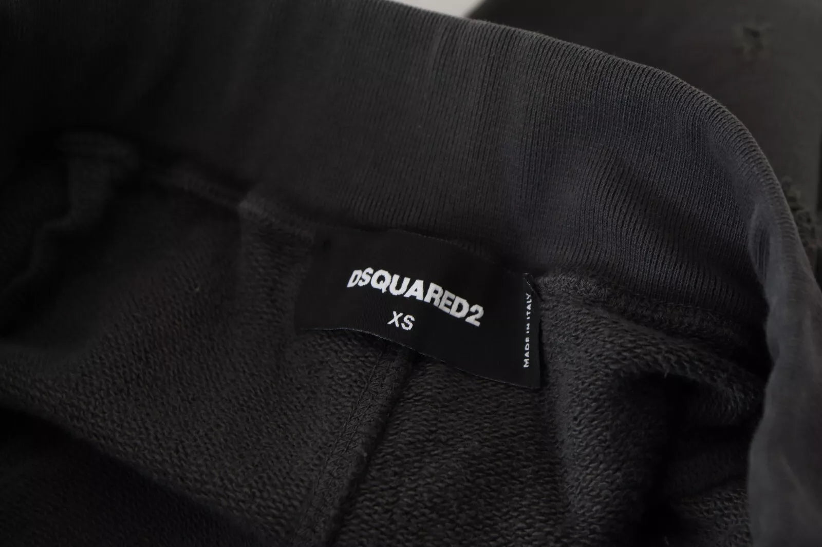 Pantalones cortos de algodón negro de talle medio con diseño deshilachado y cónico