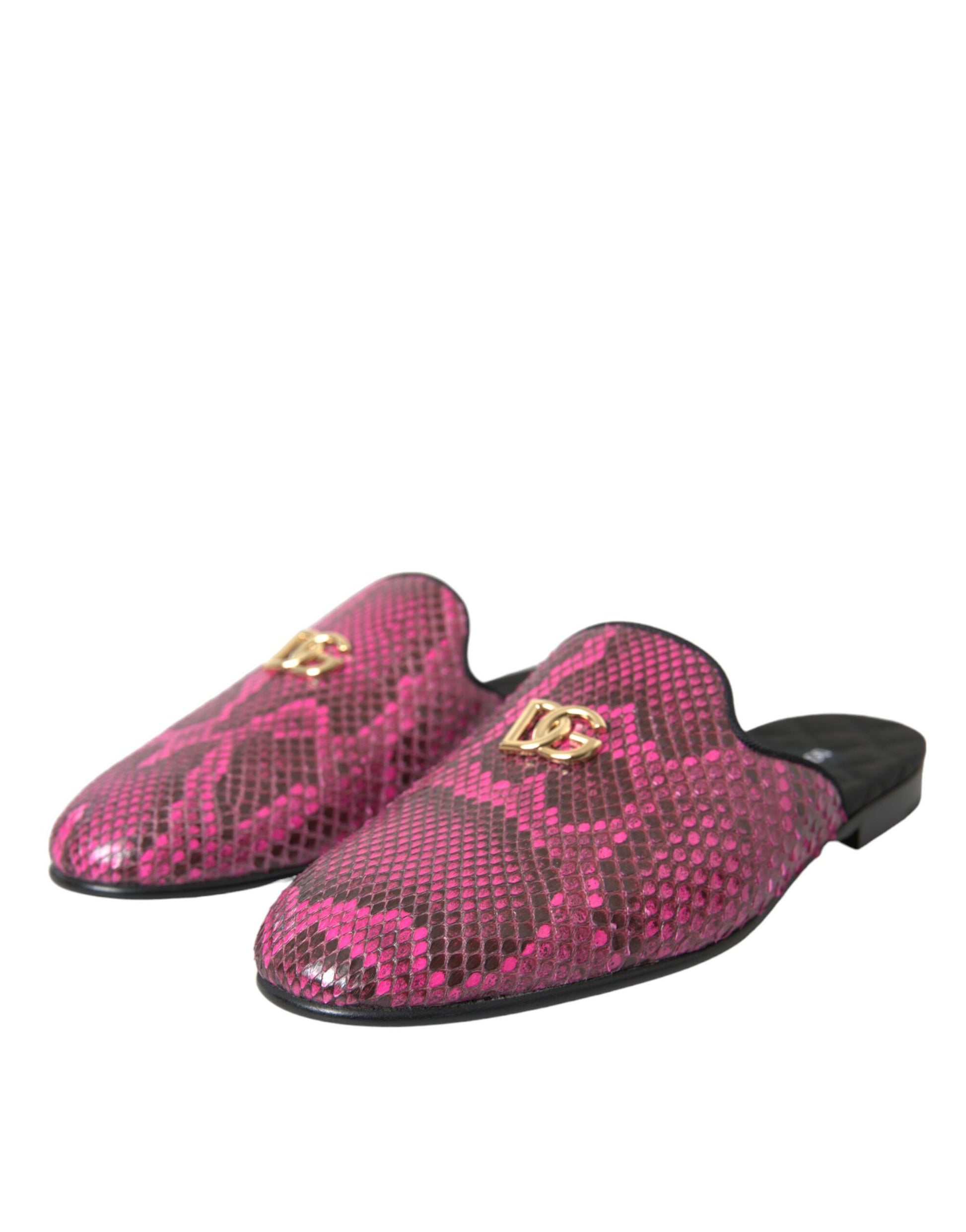 Sandalias planas tipo mule con logo de pitón fucsia