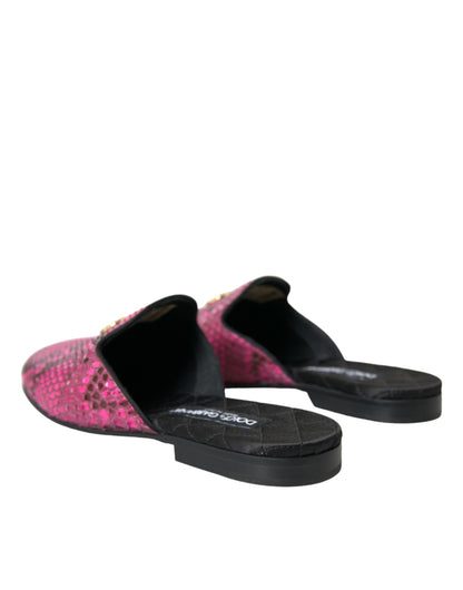 Sandalias planas tipo mule con logo de pitón fucsia