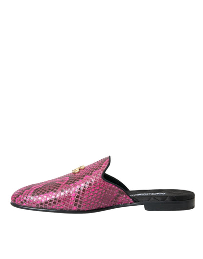 Sandalias planas tipo mule con logo de pitón fucsia