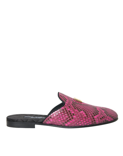 Sandalias planas tipo mule con logo de pitón fucsia