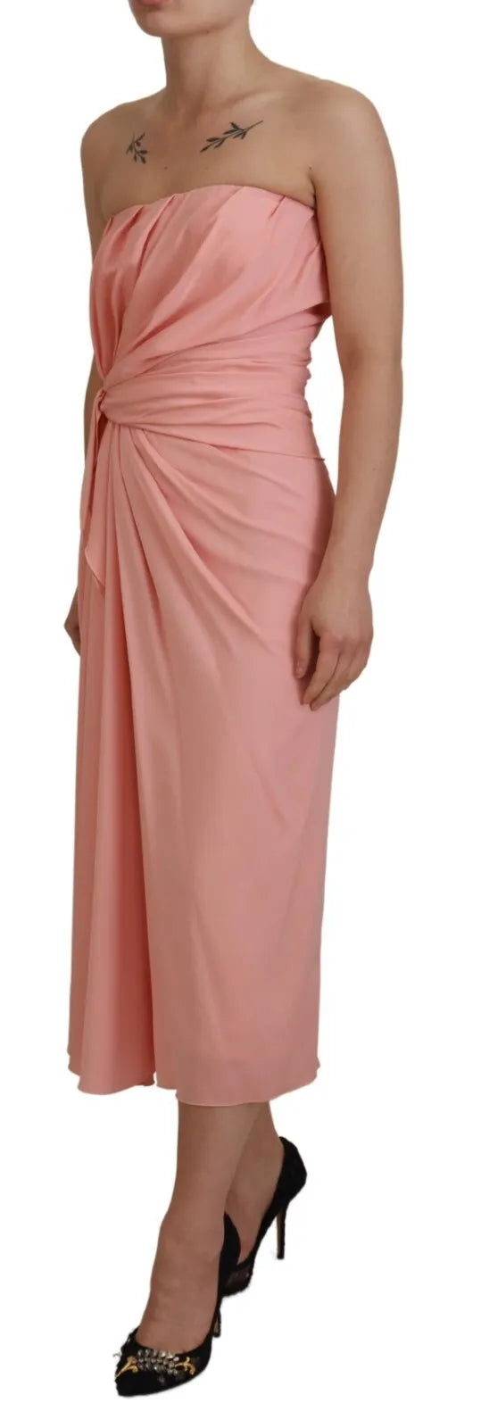 Vestido midi sin tirantes de seda elástica en color rosa