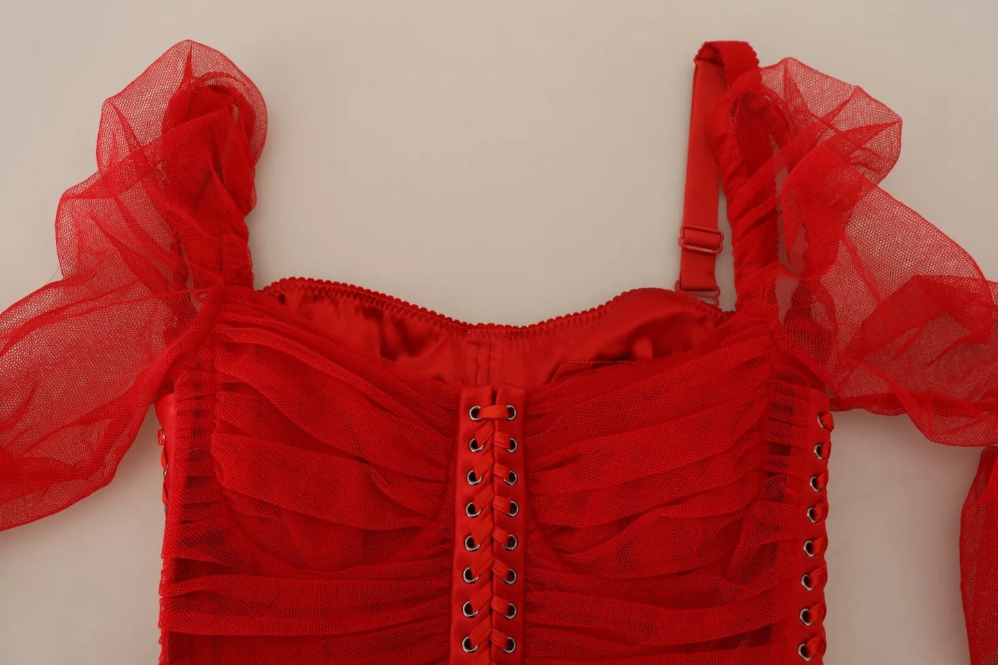 Vestido ajustado midi con ribete de malla roja