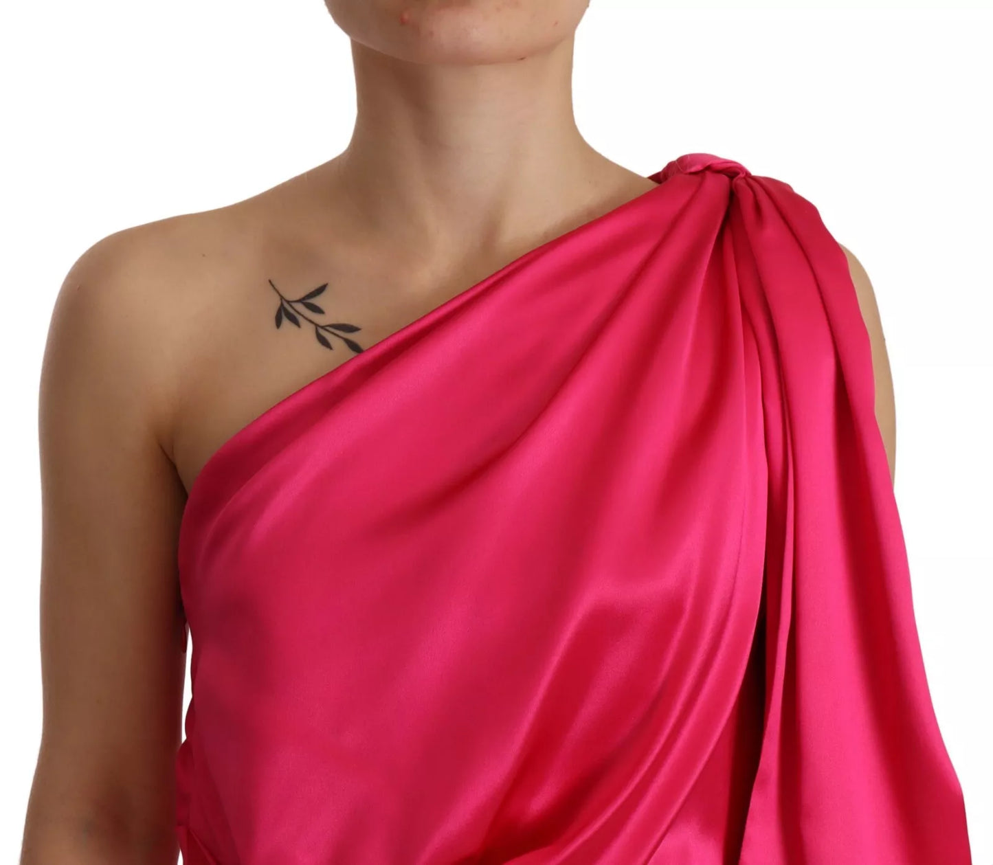 Vestido midi ajustado de seda rosa con un solo hombro