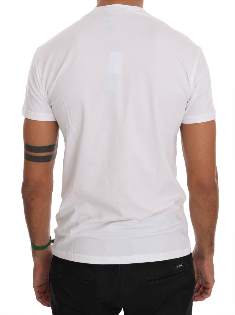 Elegante camiseta de algodón con cuello redondo en color blanco