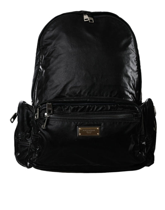 Bolso mochila de charol negro con placa del logotipo