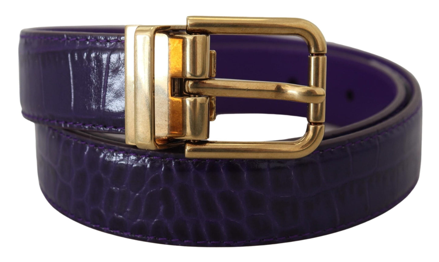 Cinturón de piel exótica color morado con hebilla de metal dorado