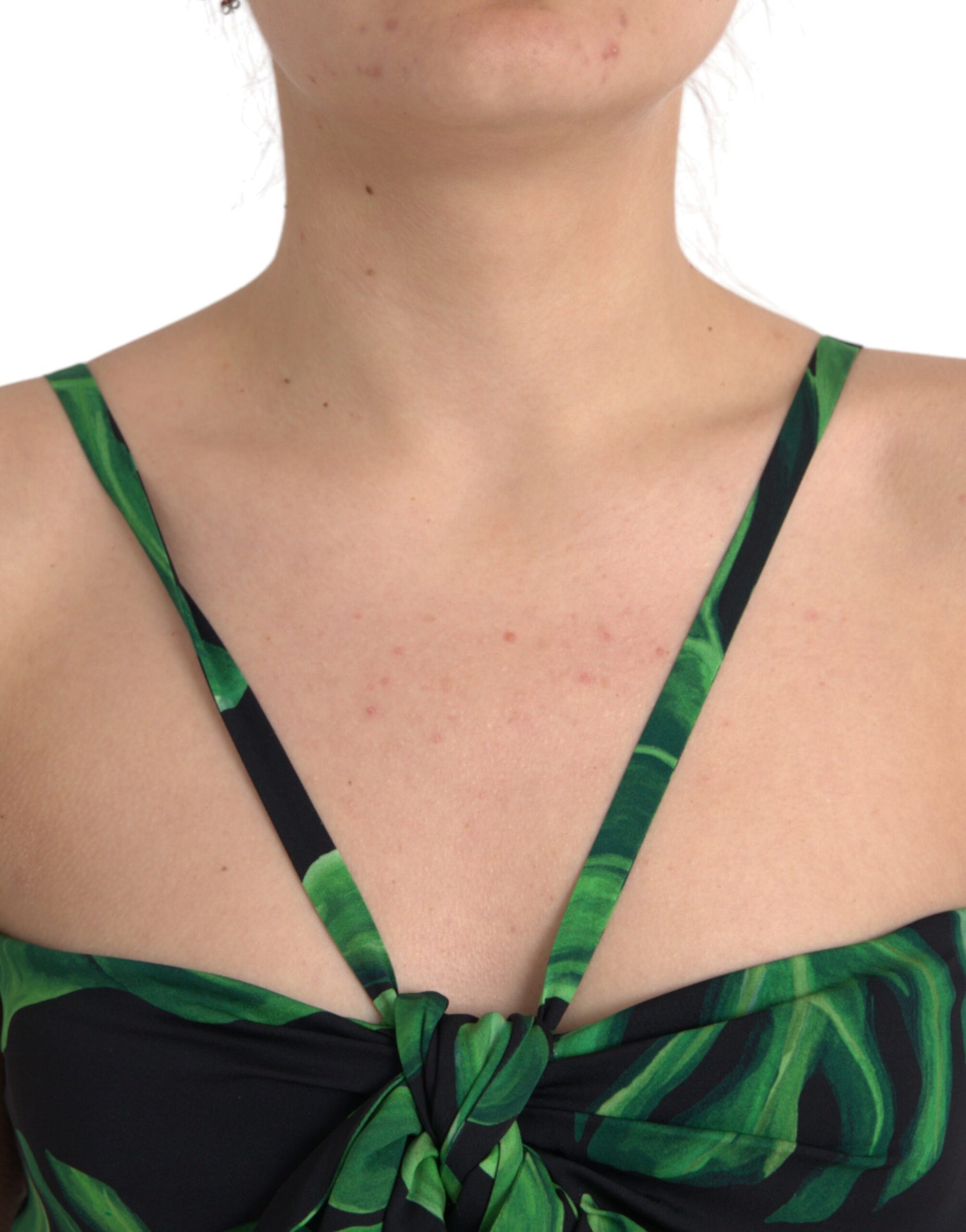 Top corto con cuello halter de seda con hojas verdes y negras