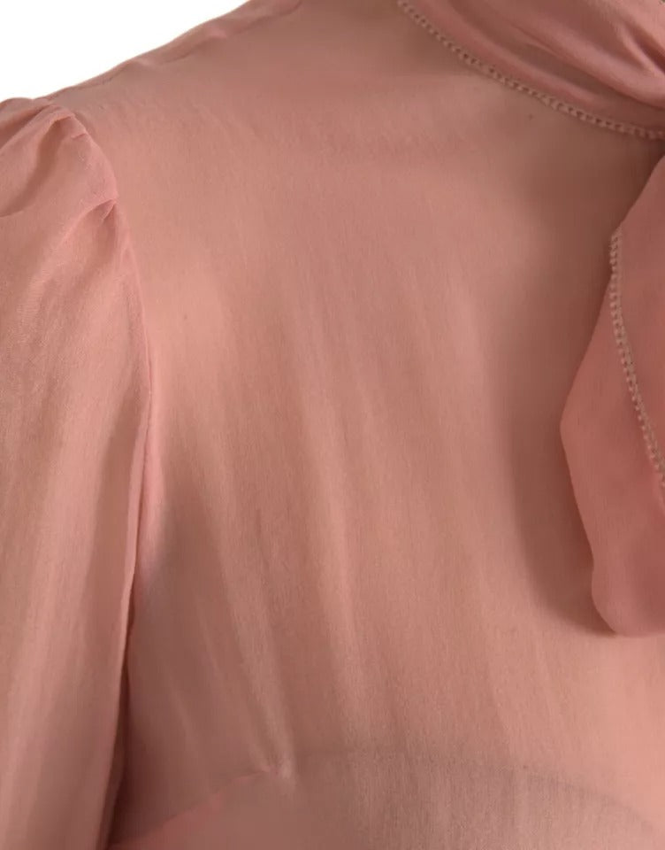 Blusa de cuello Ascot con mangas largas en color rosa