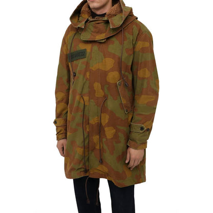 Parka con capucha y textura de camuflaje con detalles de cuero