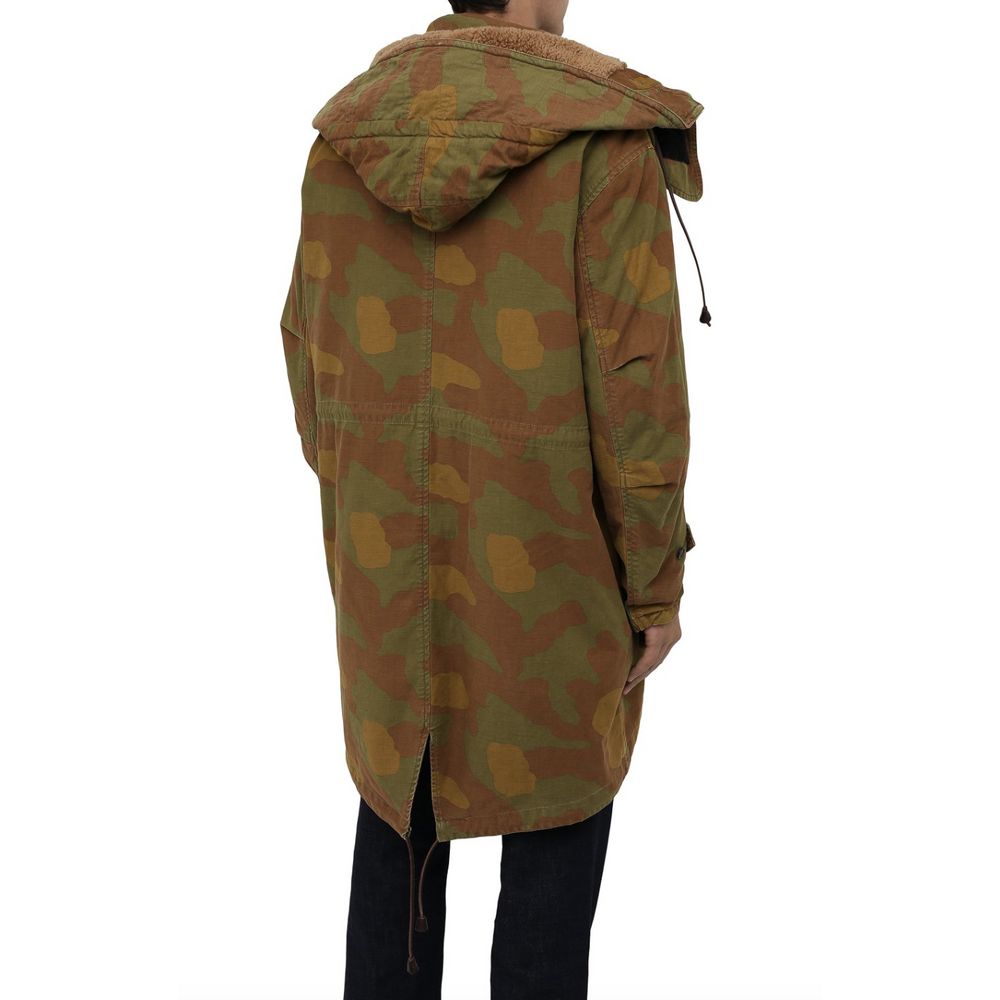 Parka con capucha y textura de camuflaje con detalles de cuero