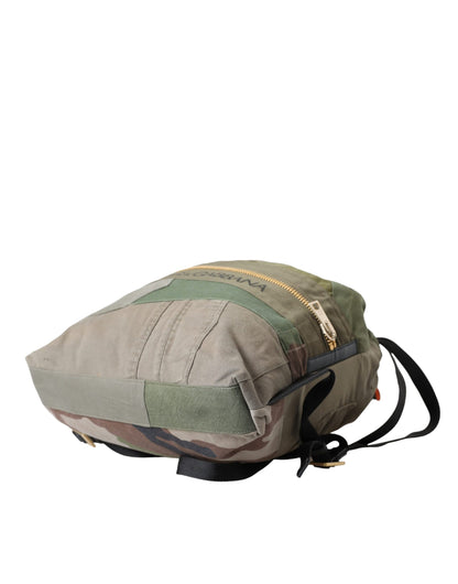 Mochila con parches de color verde militar