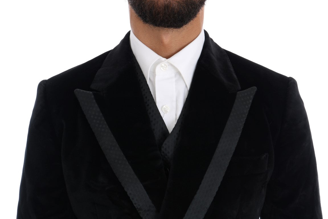 Elegante traje negro ajustado de tres piezas