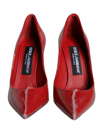 Zapatos de salón de piel de charol rojo con tacón de perlas sintéticas