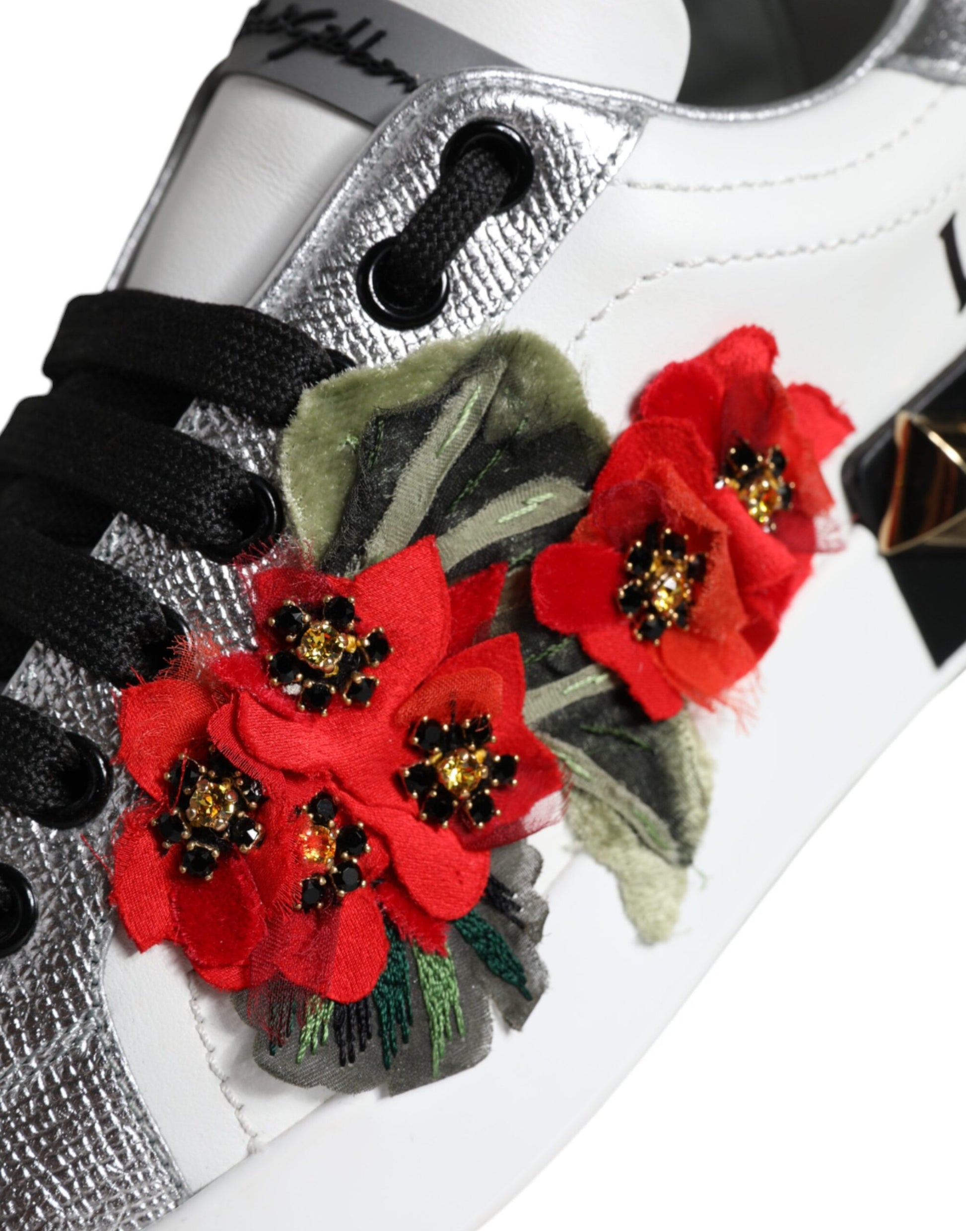 Zapatillas de deporte blancas de cuero con tachuelas y flores