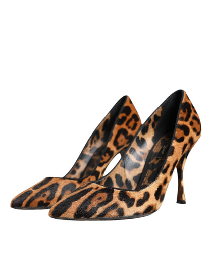 Zapatos de salón con tacón de pelo de becerro y estampado de leopardo marrón