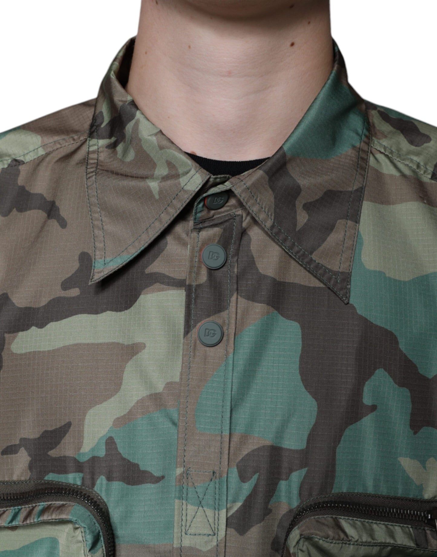 Camisa de botones con estampado de camuflaje multicolor