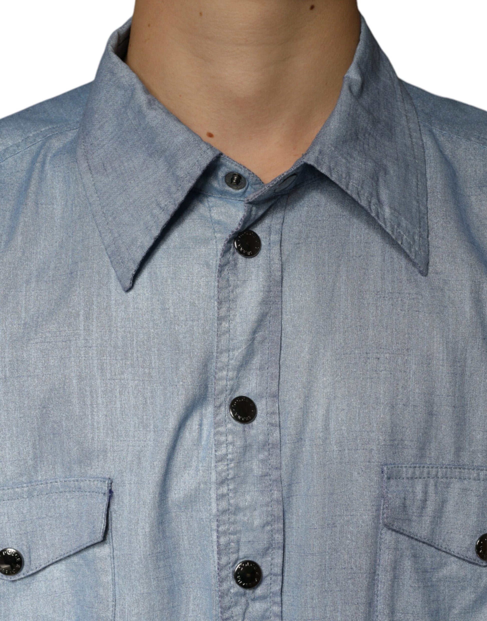 Camisa informal de algodón azul claro con botones