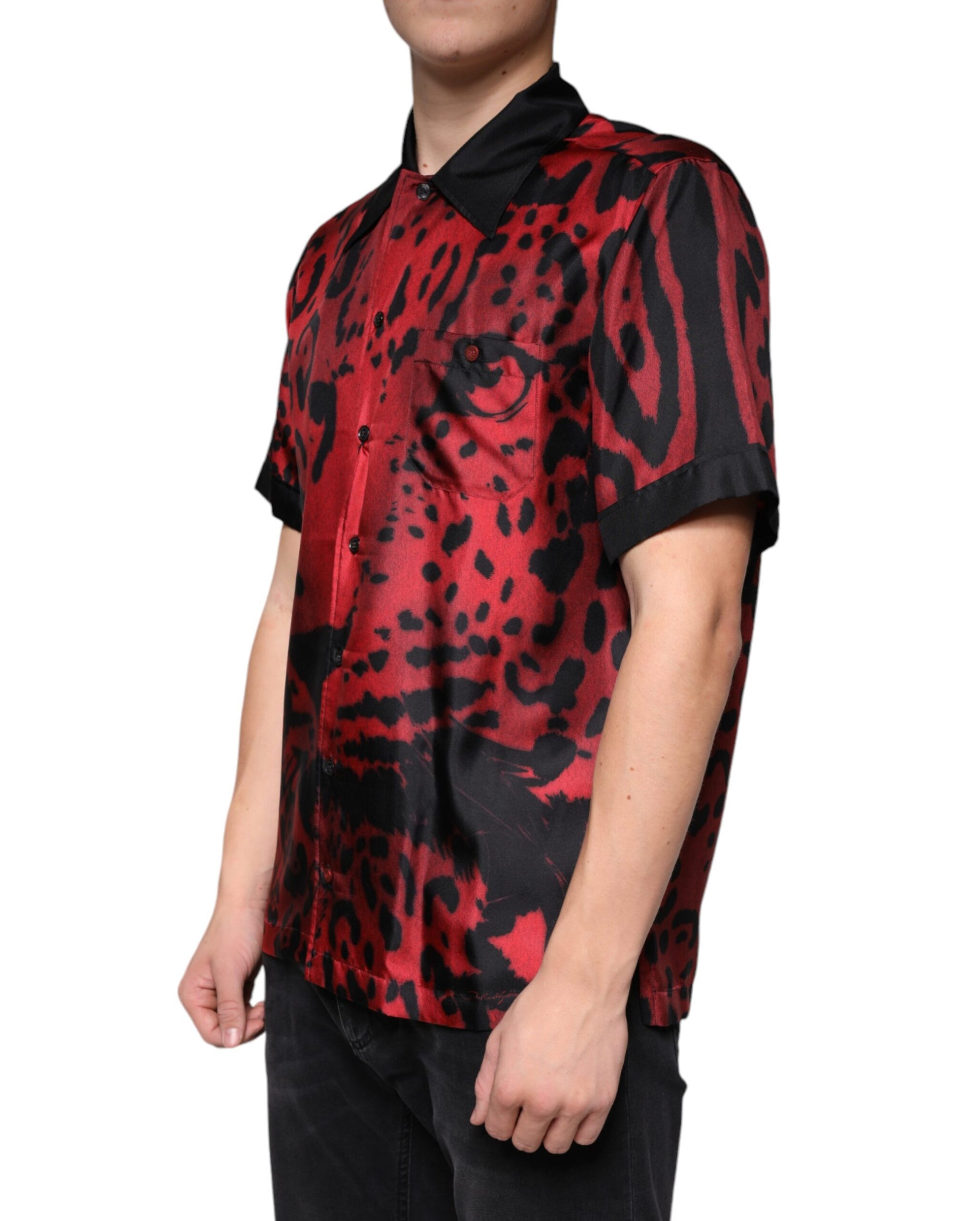 Camisa informal de seda con botones y estampado de leopardo rojo