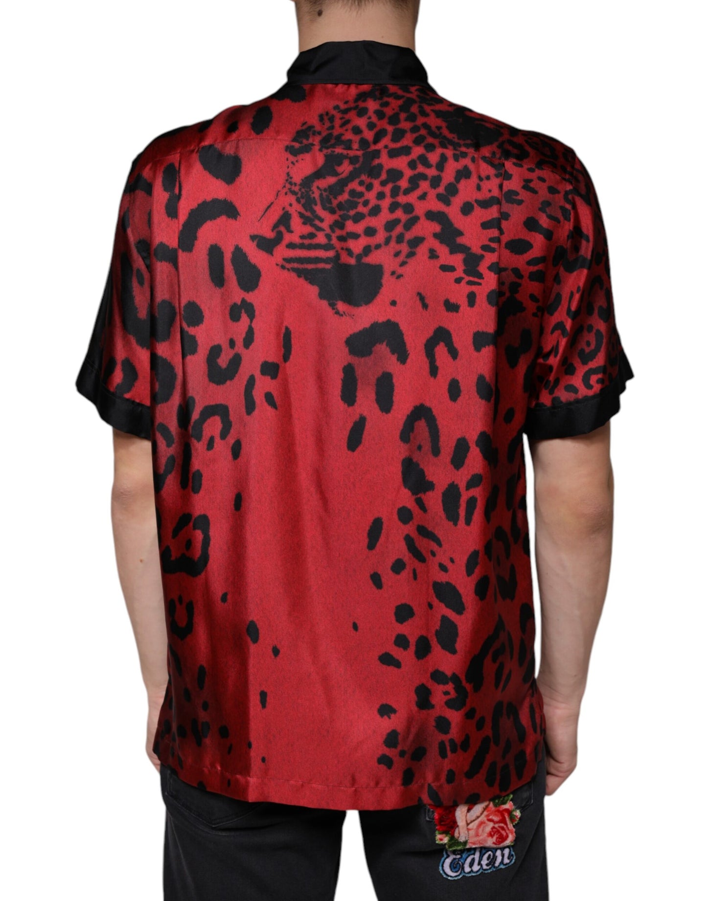 Camisa informal de seda con botones y estampado de leopardo rojo