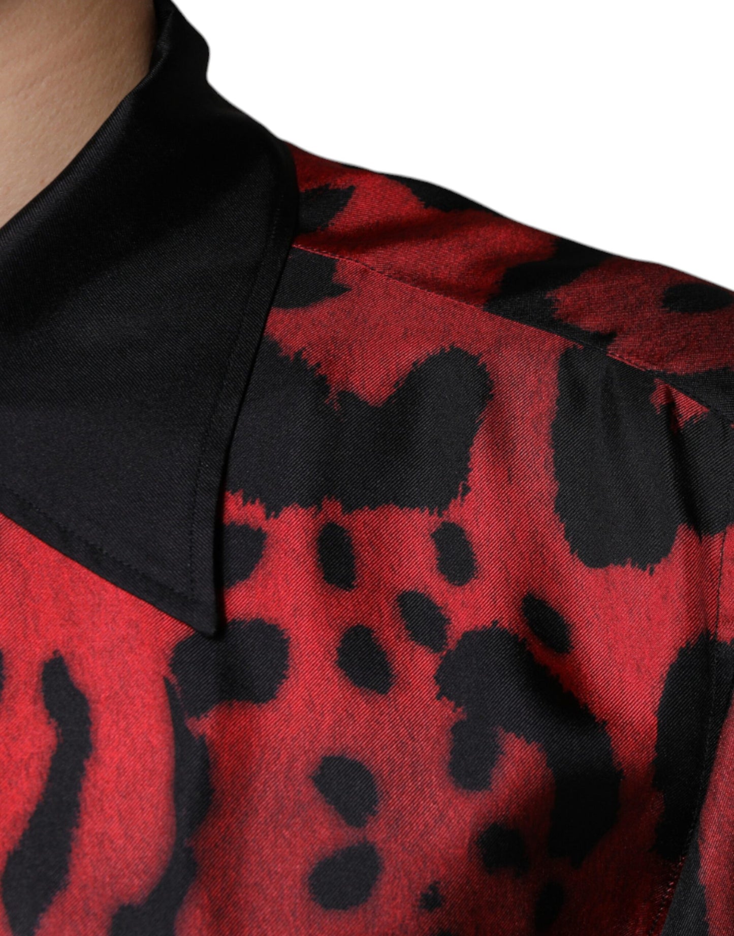 Camisa informal de seda con botones y estampado de leopardo rojo