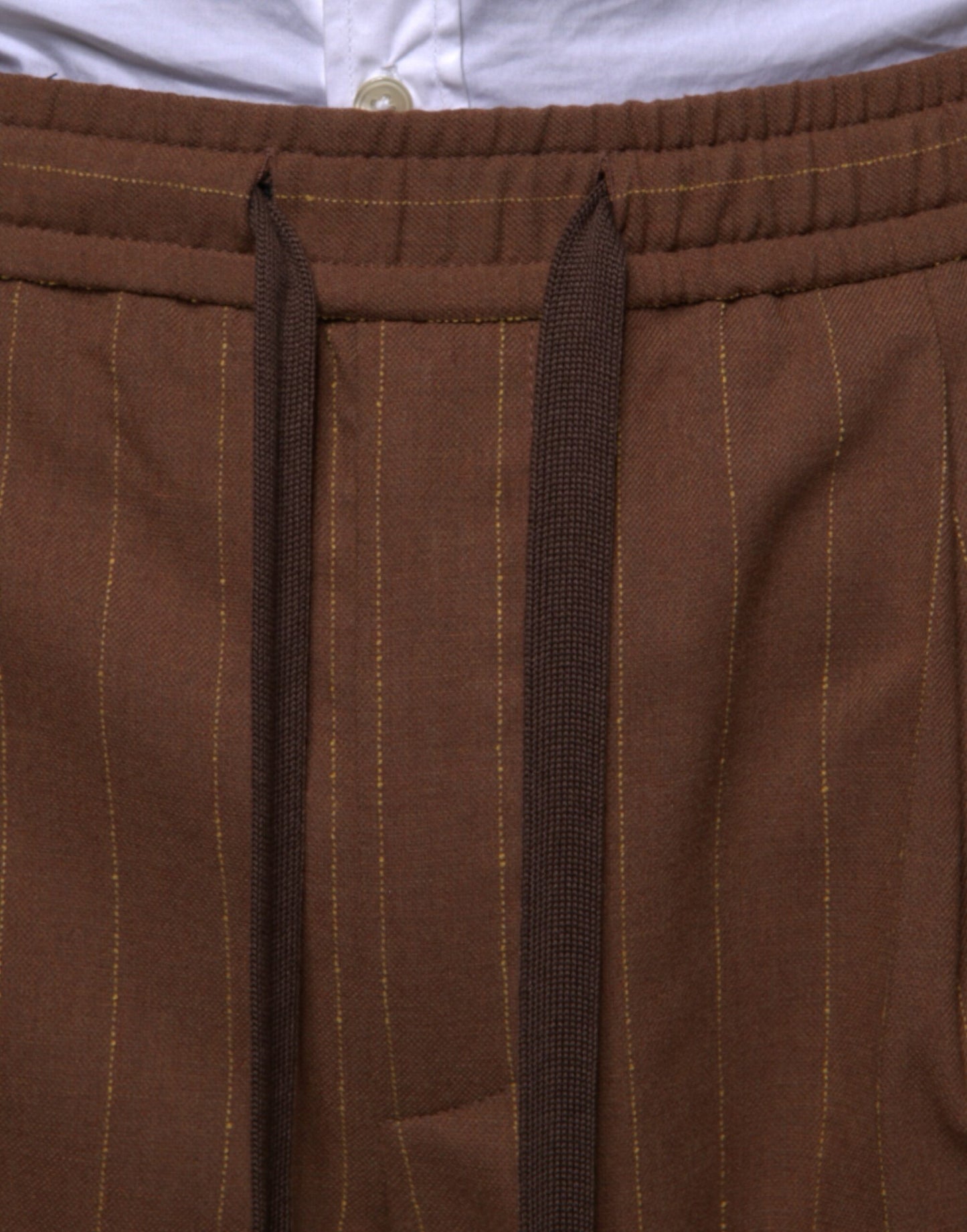 Pantalones de vestir ajustados de rayas marrones para hombre