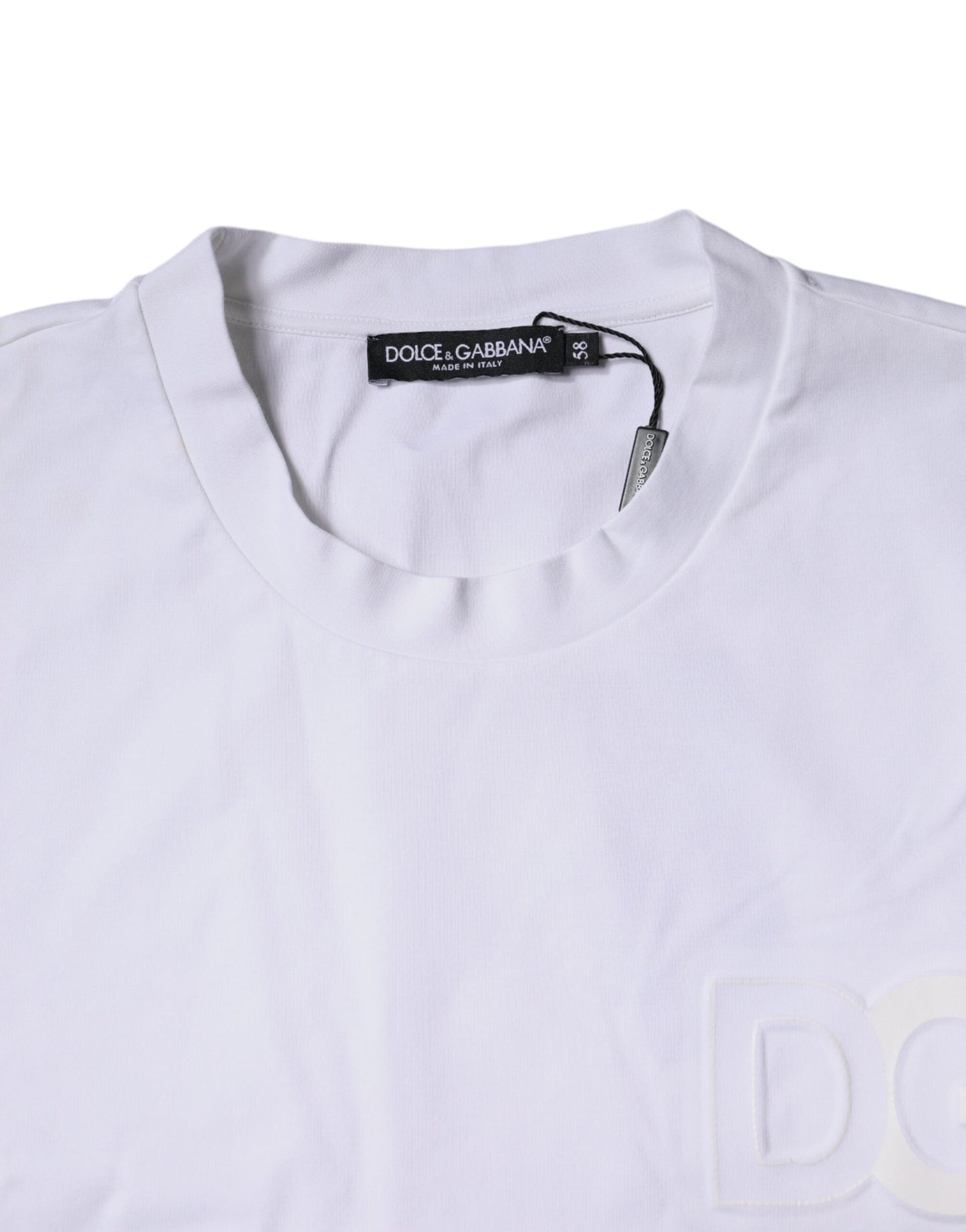 Camiseta blanca con logo en relieve y cuello redondo