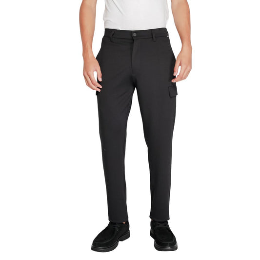 Vaqueros y pantalones negros de poliéster reciclado