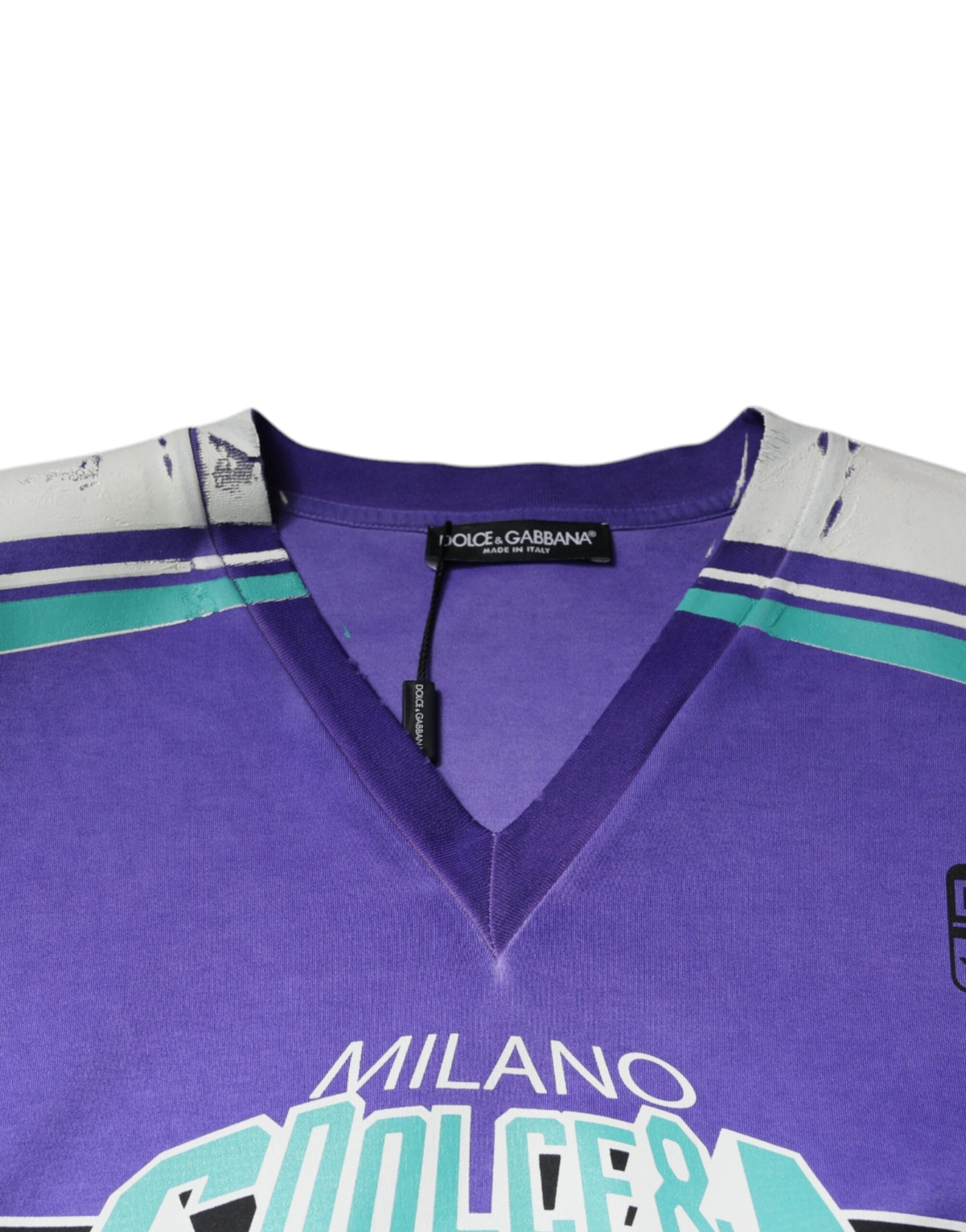 Camiseta de algodón con logo morado y cuello en V