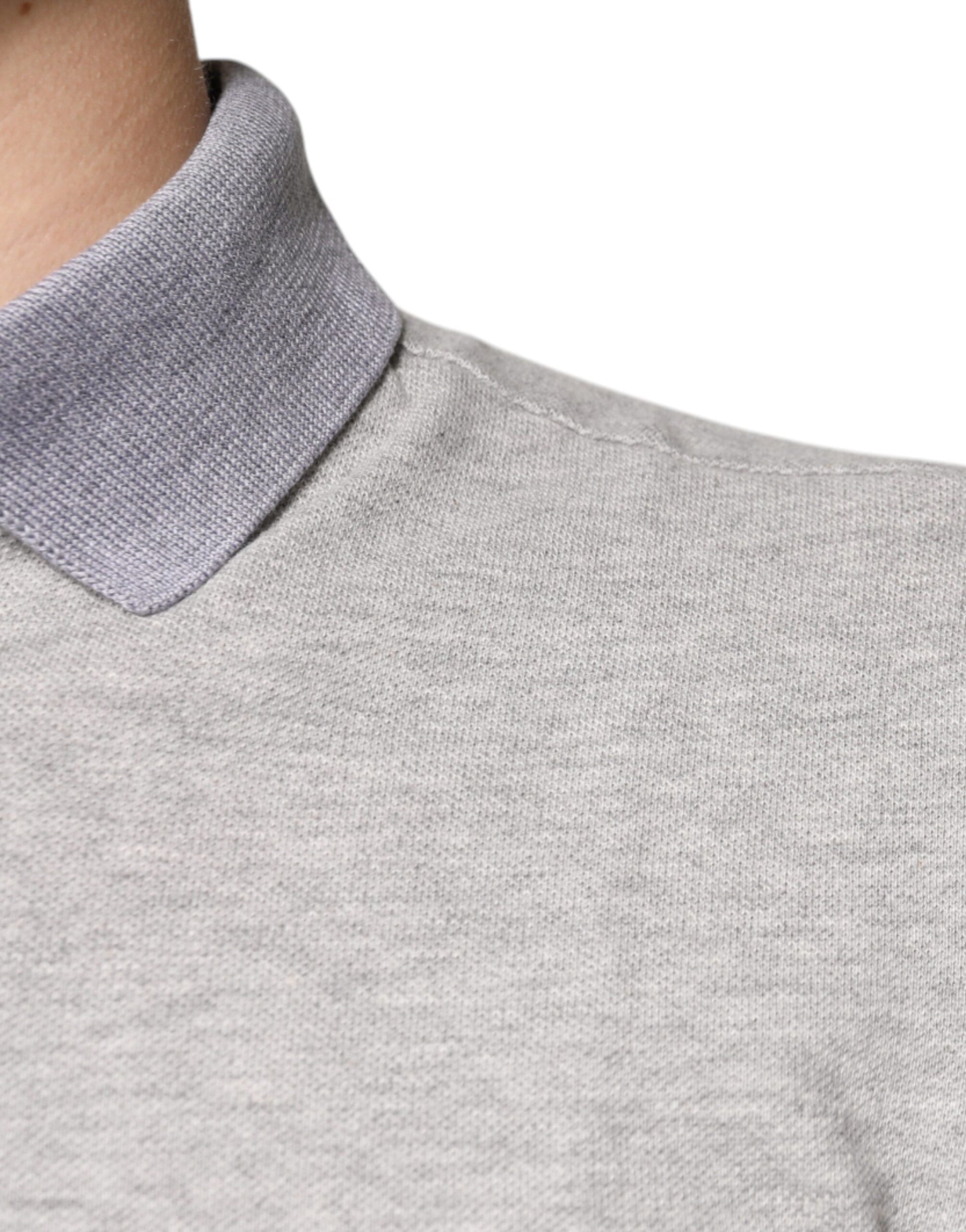 Polo gris con cuello y manga corta para hombre