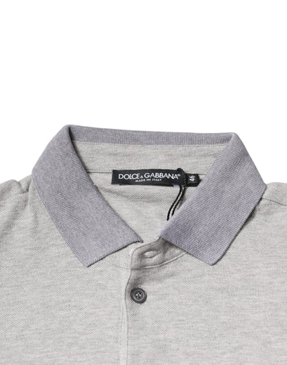 Polo gris con cuello y manga corta para hombre