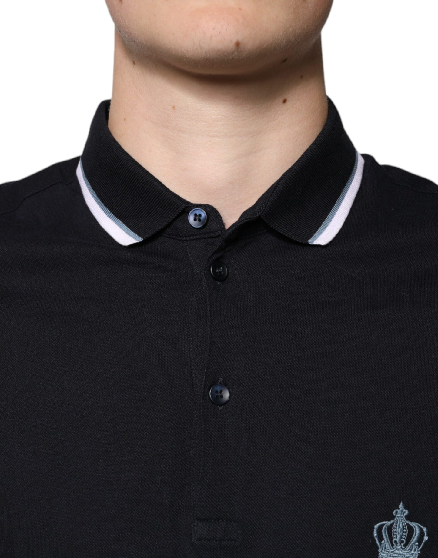 Polo negro con cuello y manga corta para hombre