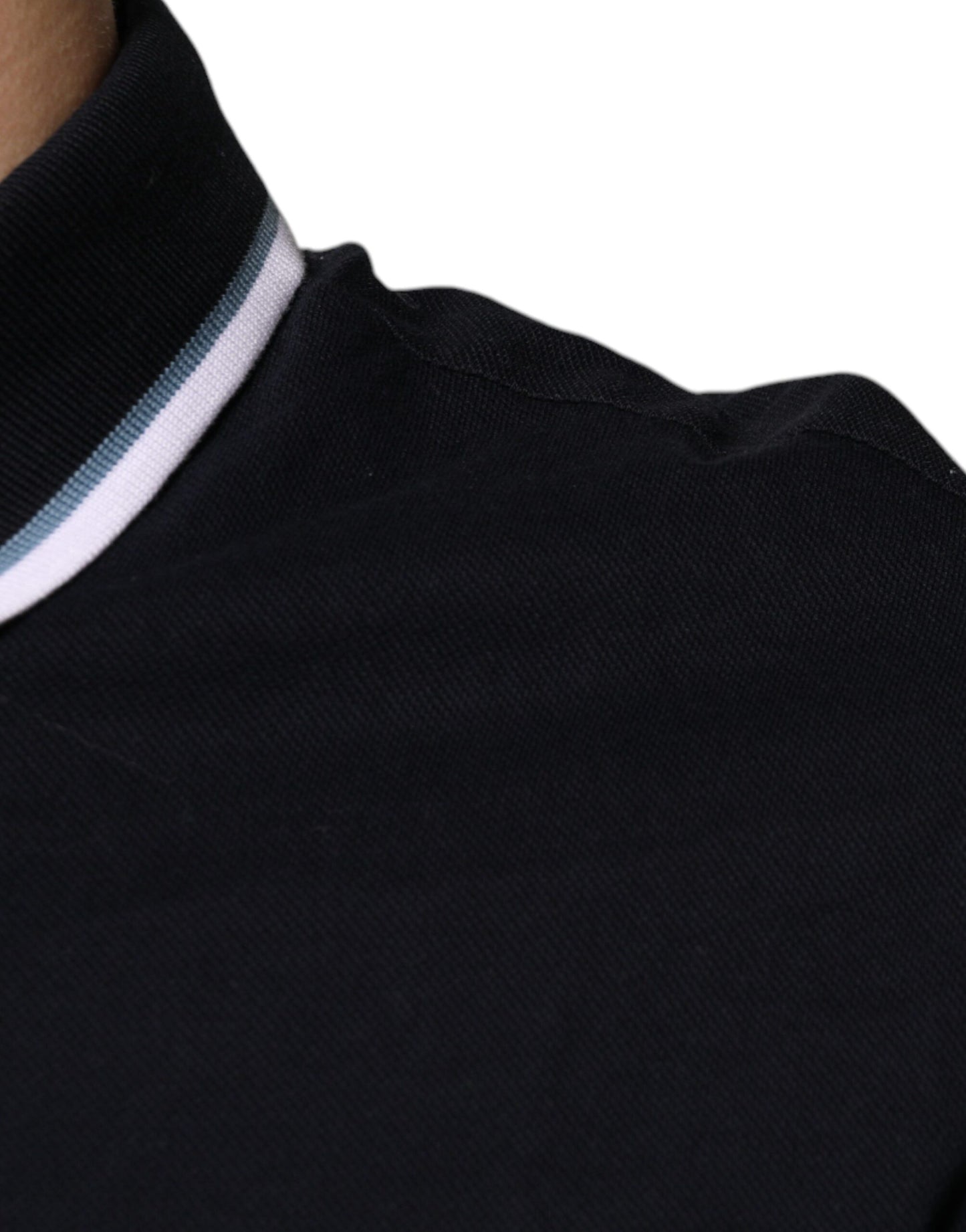 Polo negro con cuello y manga corta para hombre