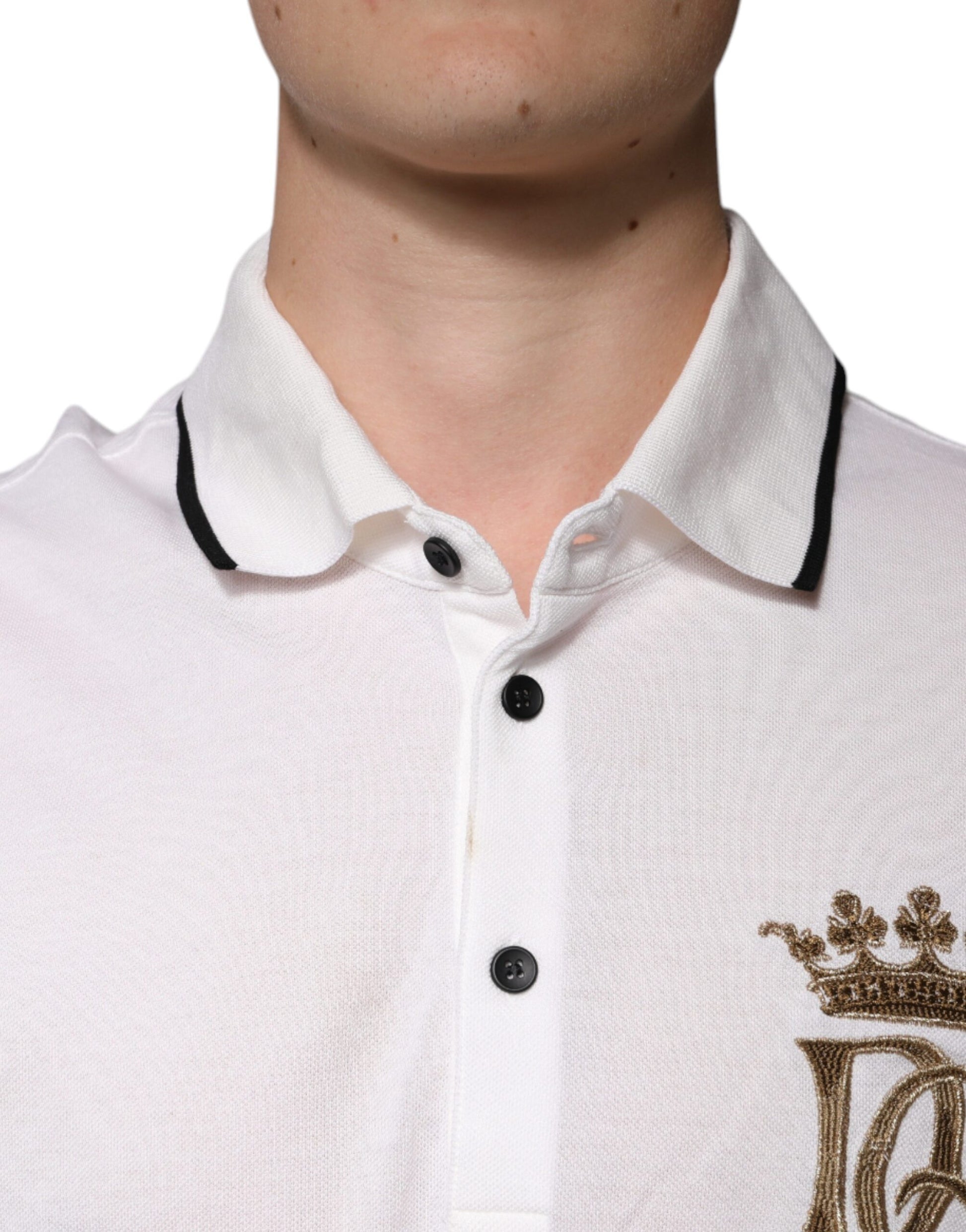 Polo blanco de cuello y manga corta