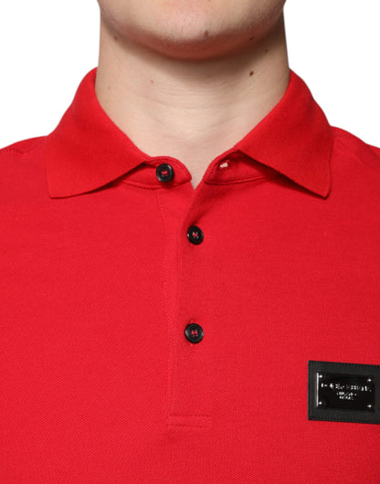 Polo de manga corta con cuello y logotipo rojo