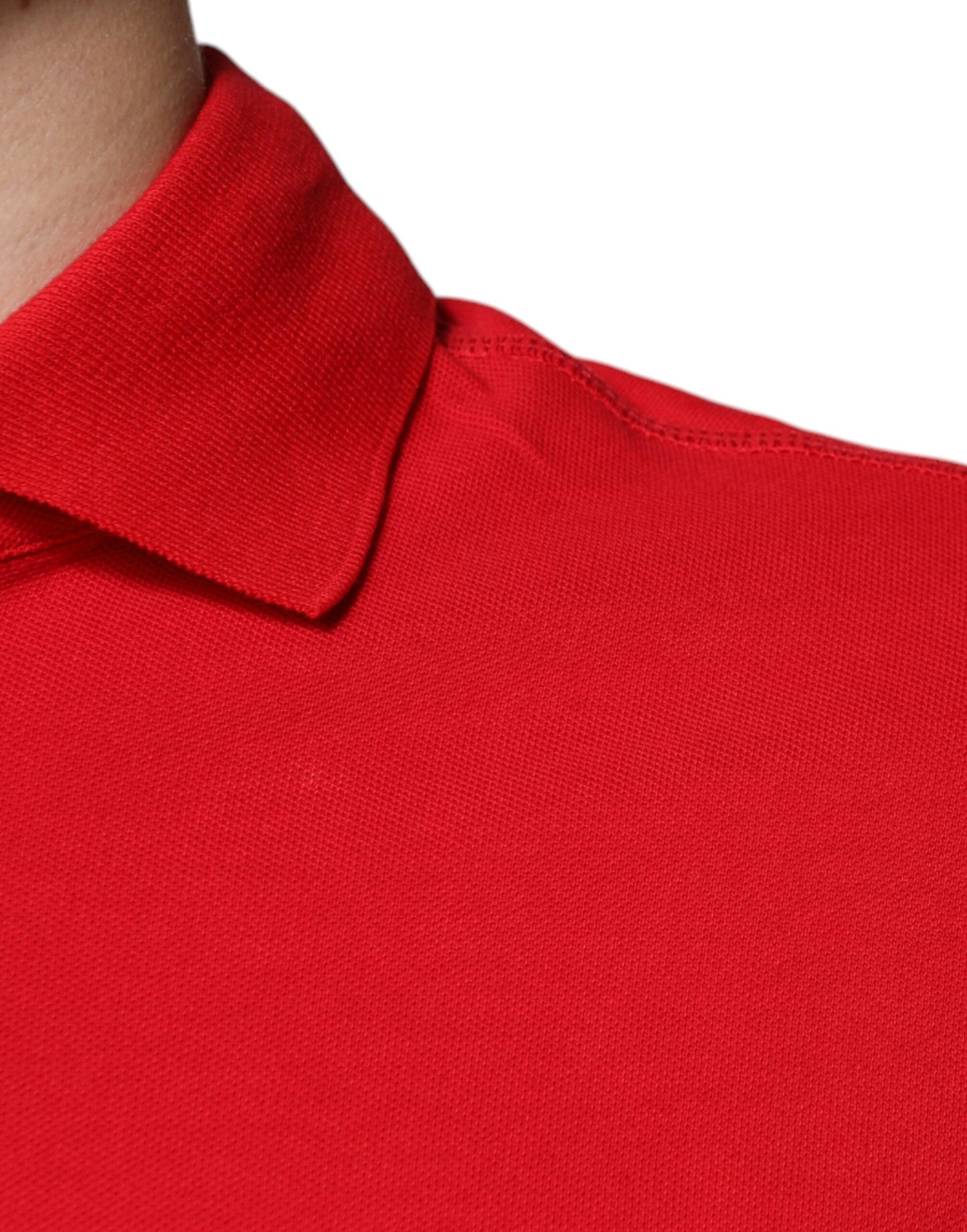 Polo de manga corta con cuello y logotipo rojo