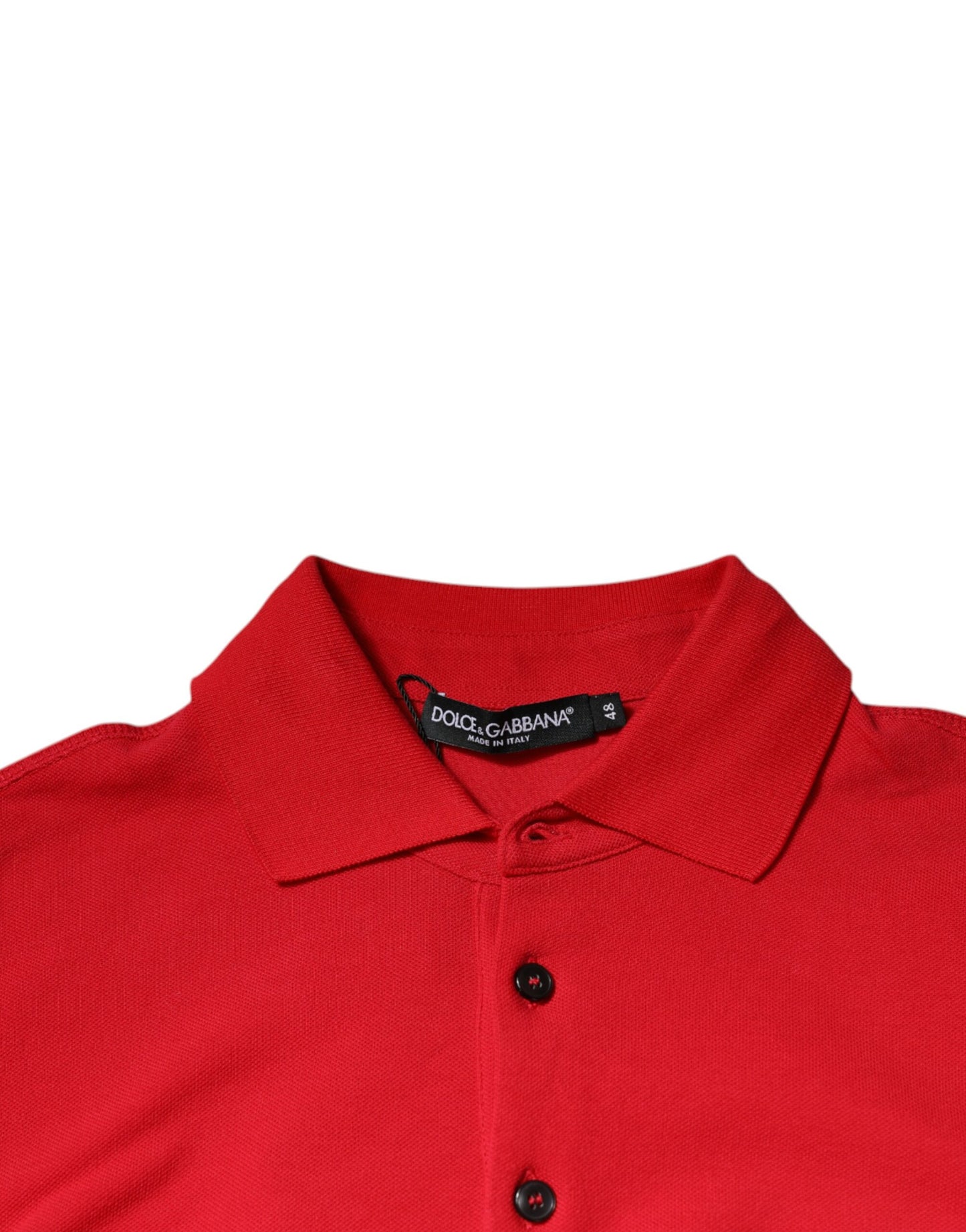 Polo de manga corta con cuello y logotipo rojo