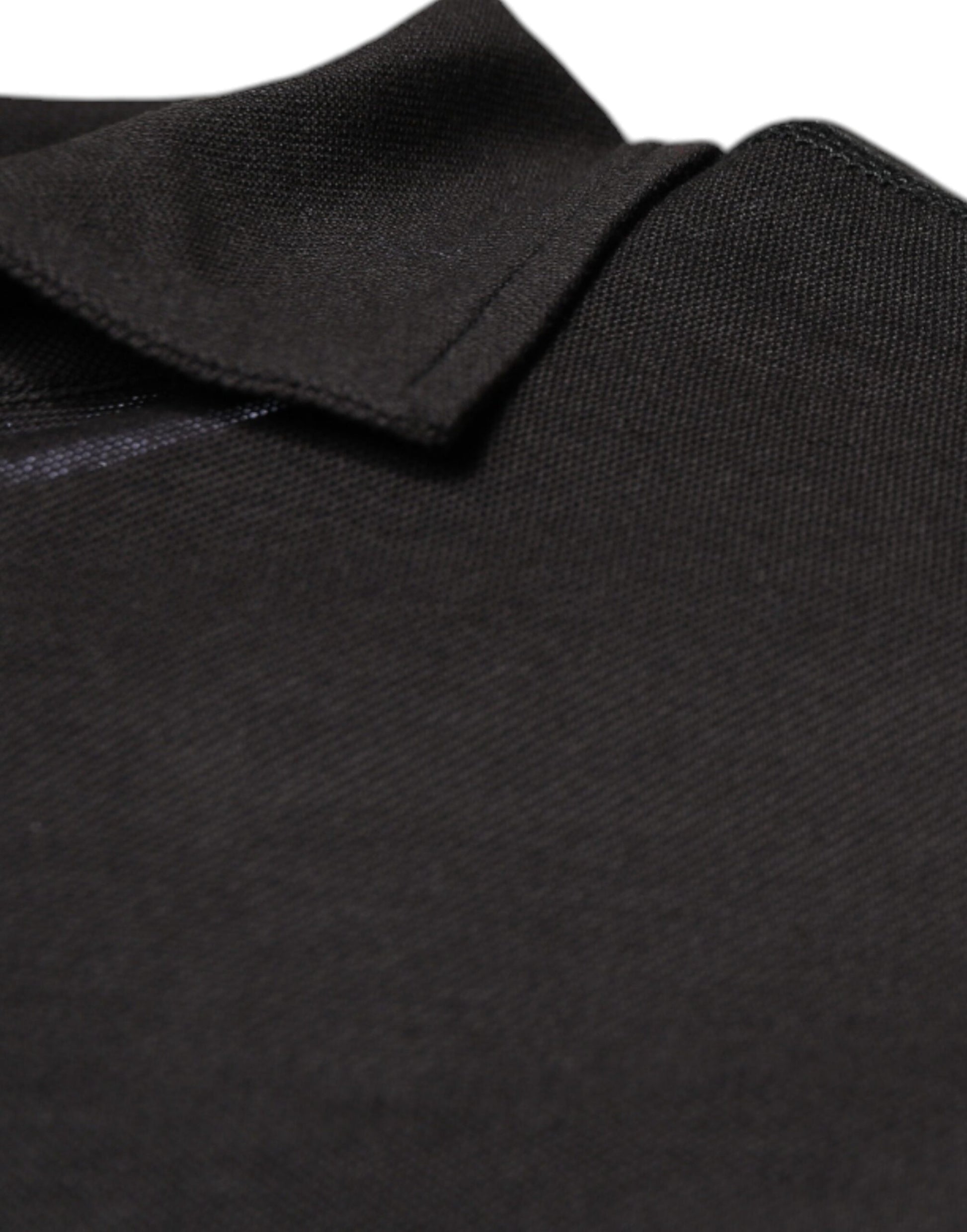 Polo de manga corta con cuello gris oscuro