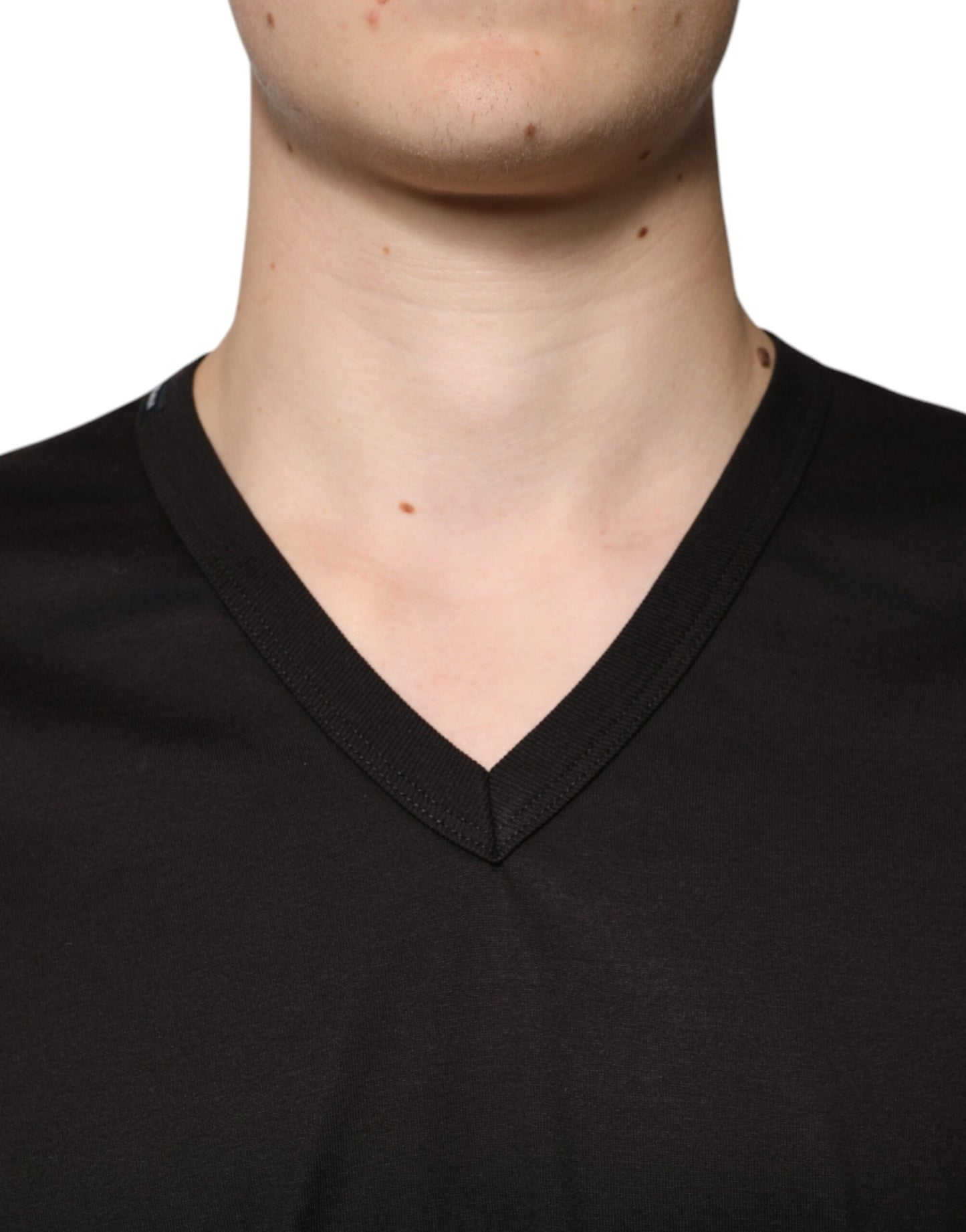 Camiseta de algodón negra de manga corta con cuello en V