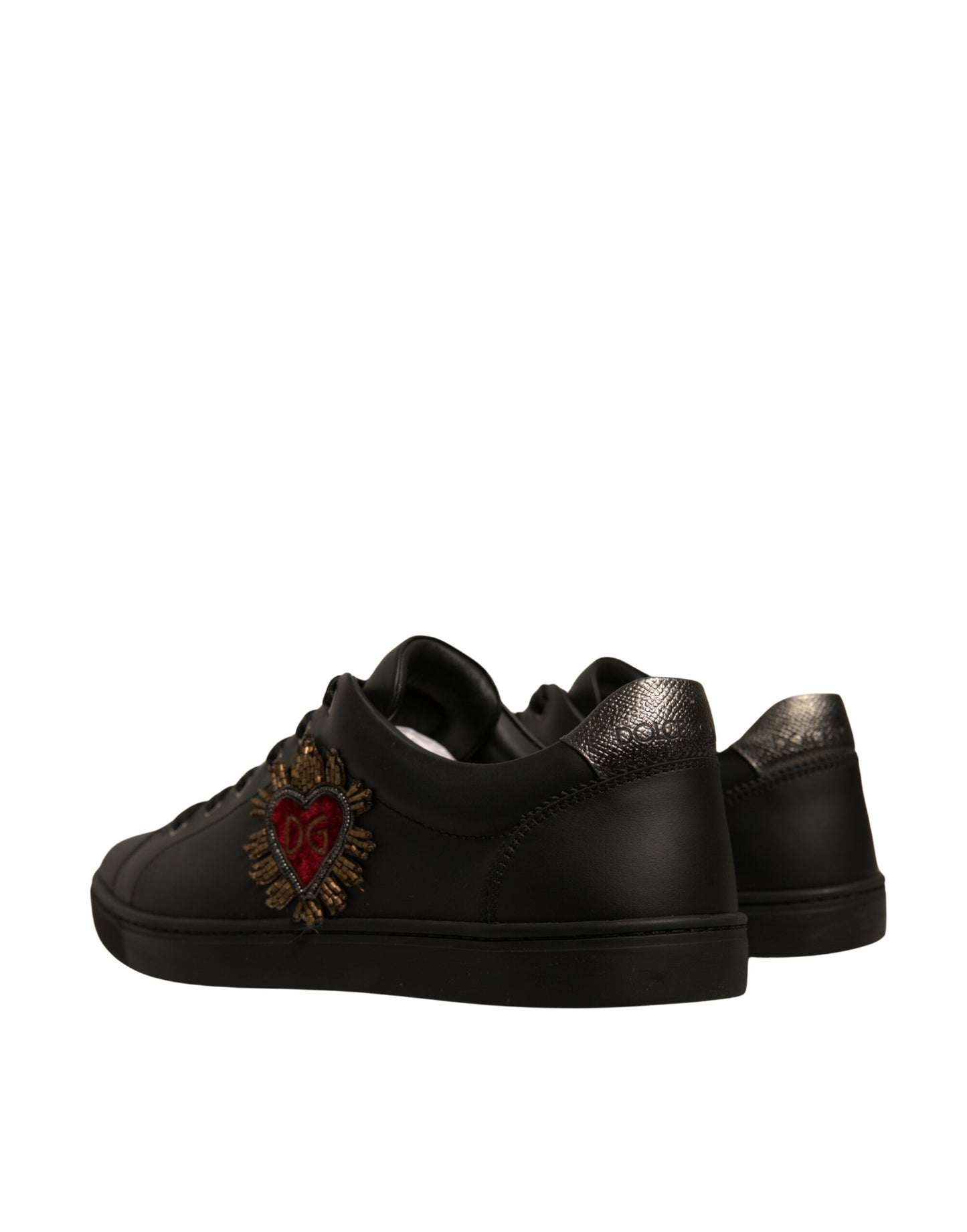 Zapatillas de piel negra con corazón