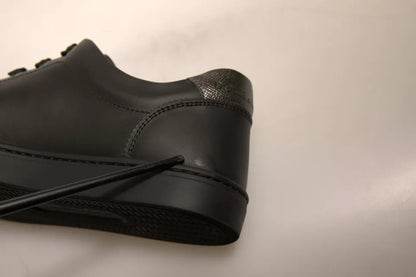 Zapatillas de piel negra con corazón