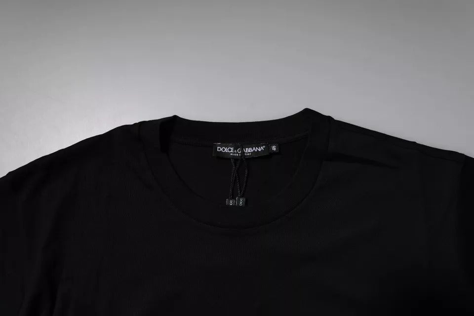 Camiseta negra de algodón con parche del logotipo y cuello redondo