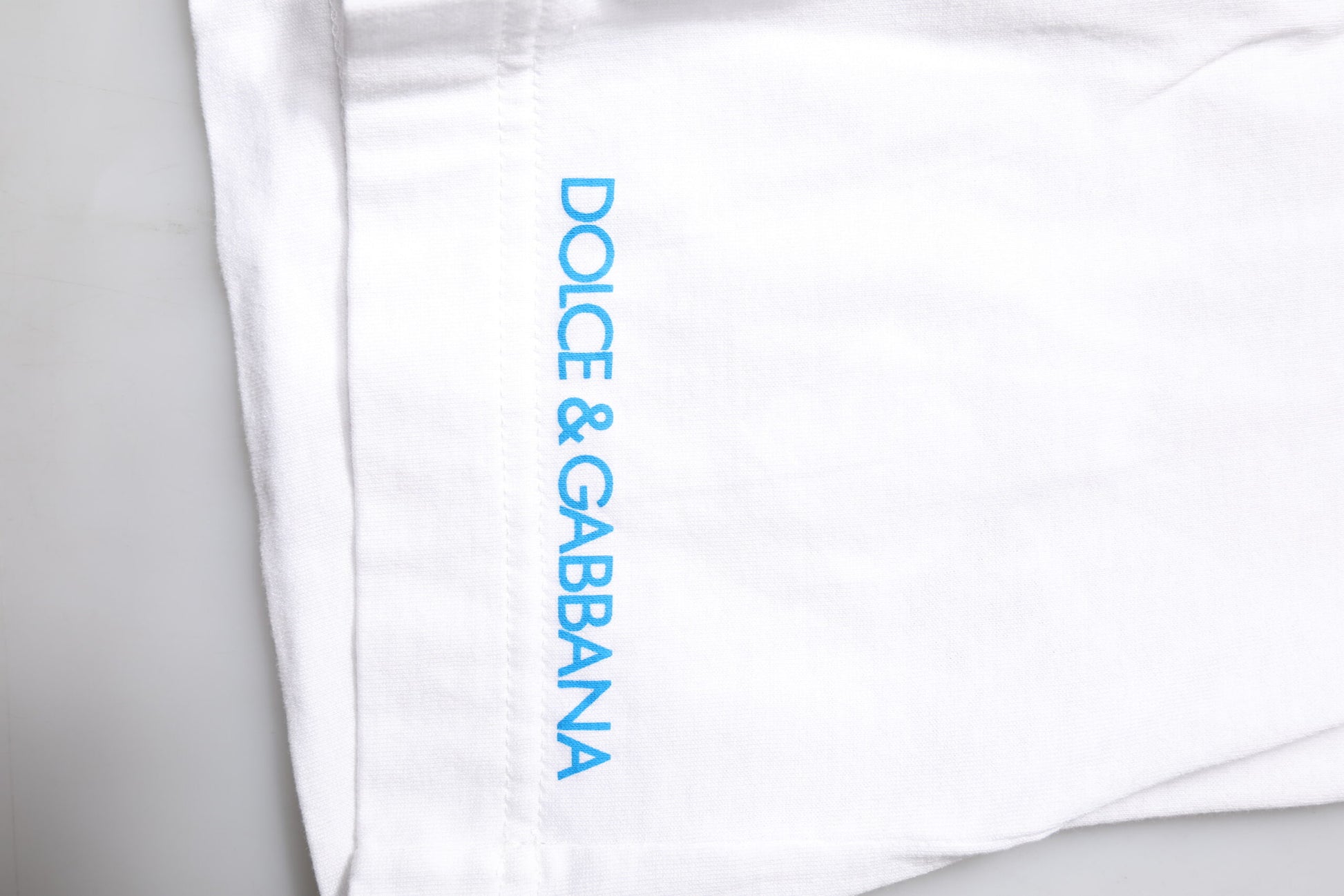 Camiseta blanca de algodón con estampado gráfico y cuello redondo
