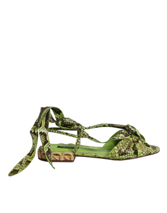 Sandalias verdes con estampado animal
