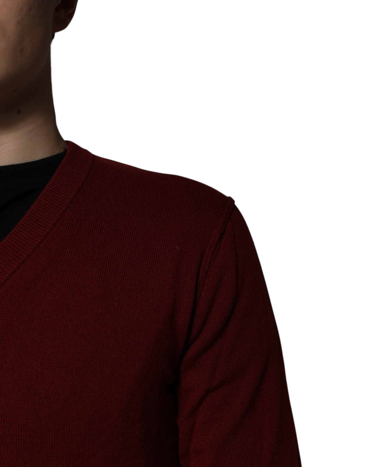 Jersey de cachemira granate con cuello de pico para hombre