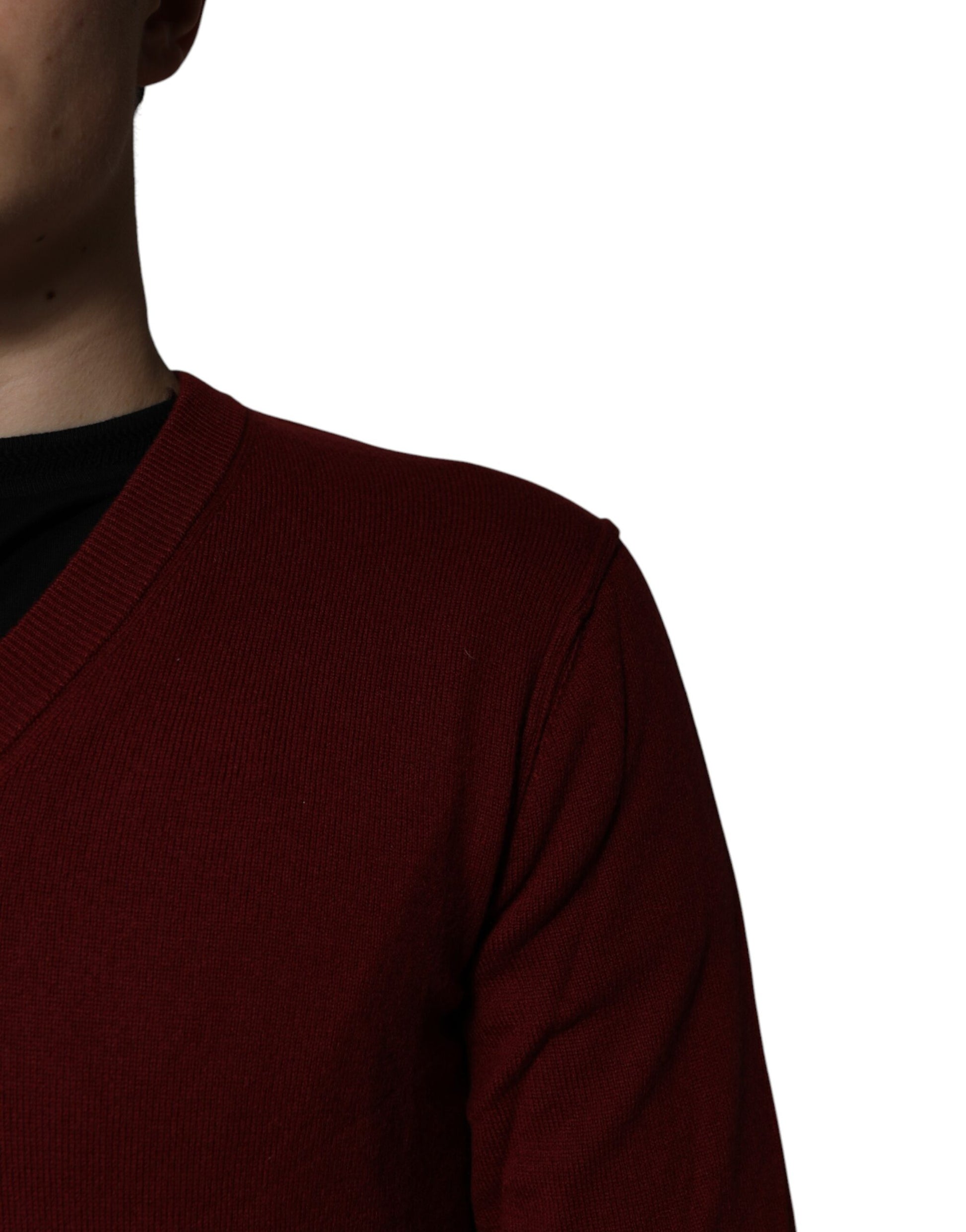 Jersey de cachemira granate con cuello de pico para hombre