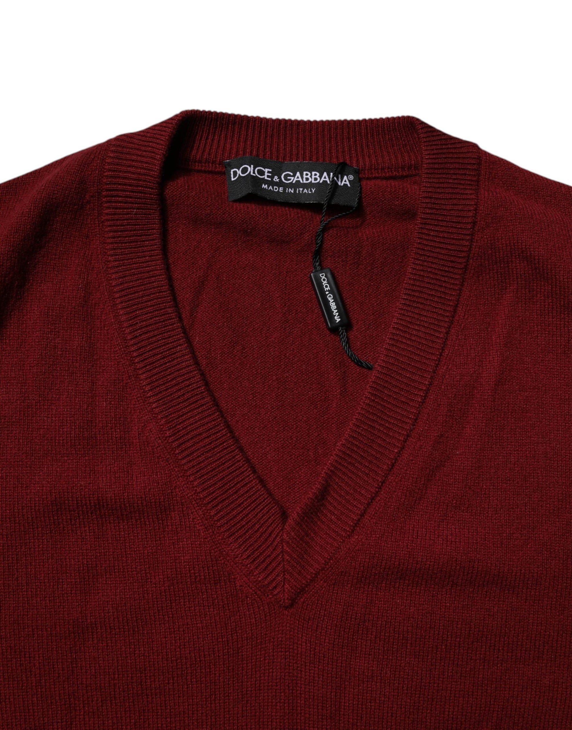 Jersey de cachemira granate con cuello de pico para hombre