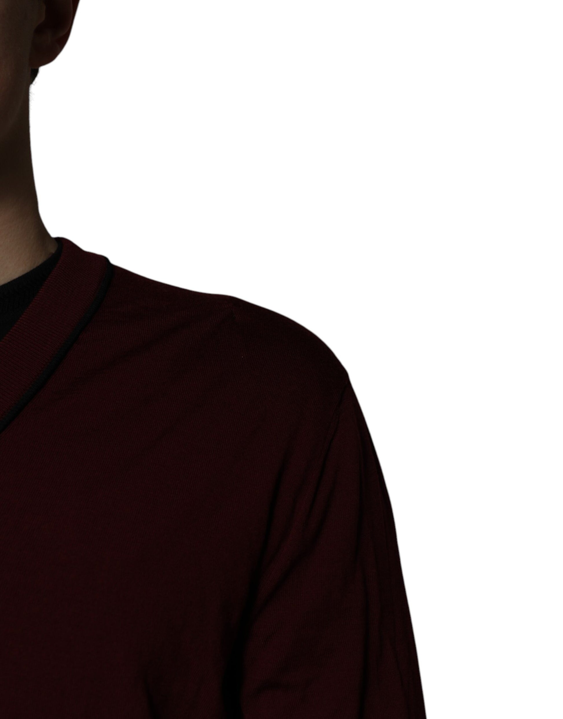 Jersey de cachemira granate con cuello de pico para hombre