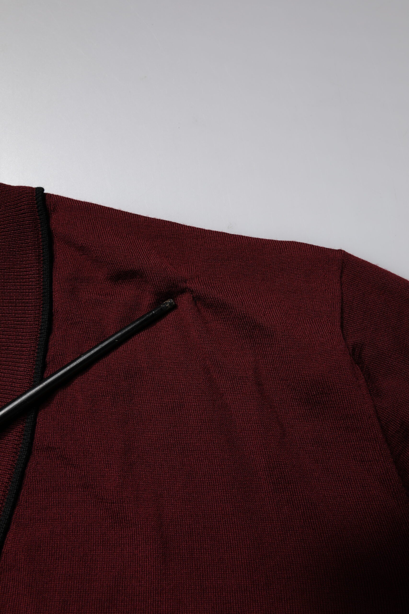 Jersey de cachemira granate con cuello de pico para hombre