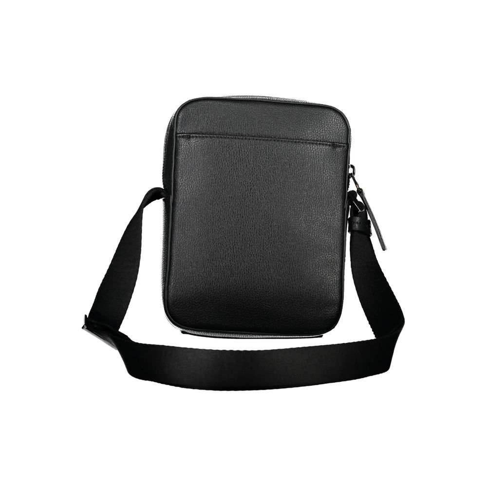 Elegante bandolera negra con detalle de logotipo